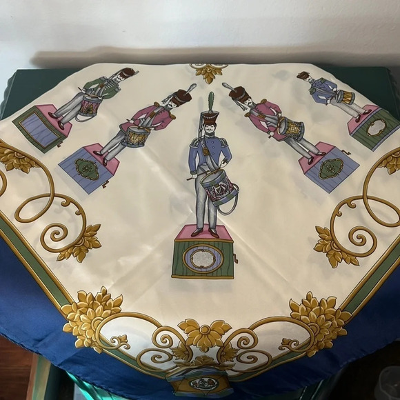 V&A Museum NWT The Lindner Toy Catalogue "Soldiers and Drums" 100% Silk Scarf - Picture 5 of 11